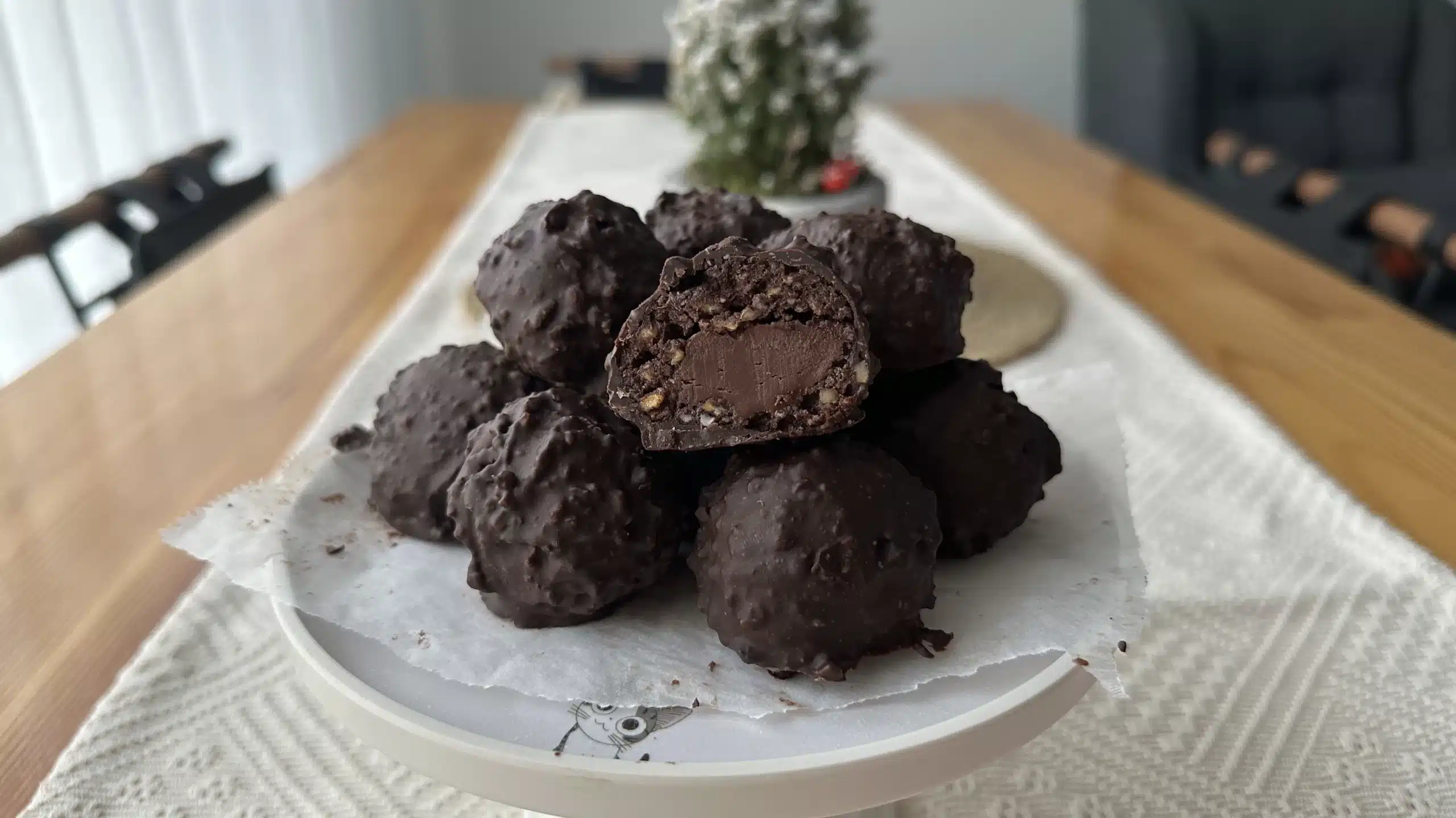 Crunchy Chocolate Balls / Healthy & Delicious 
