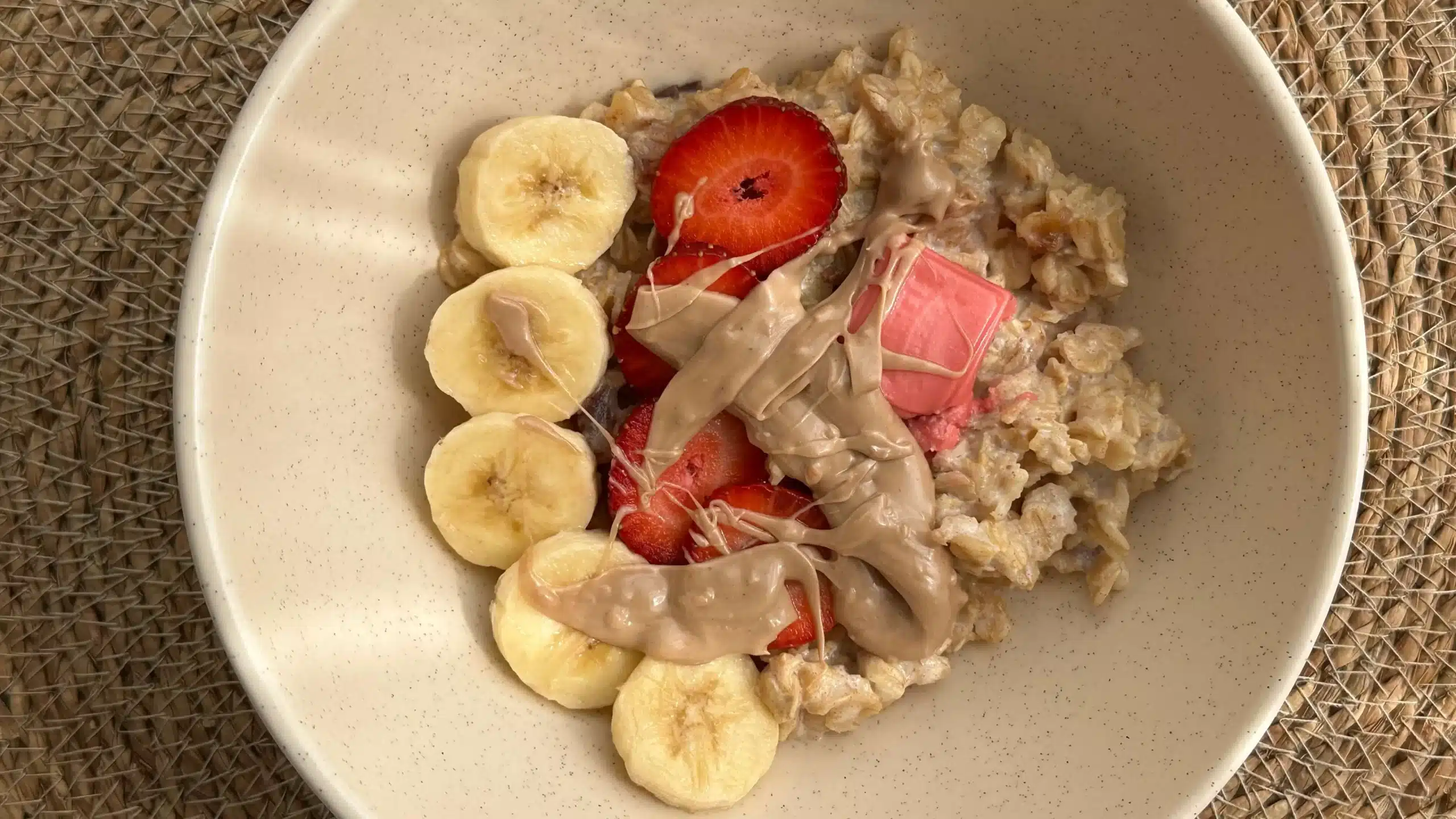 Strawberry Oatmeal / Healthy & Super Quick